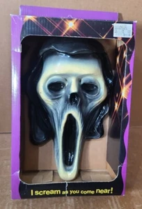 1997 Screamer Wall Plaque Motion Activated Halloween by Paper magic Group Works - Picture 1 of 6