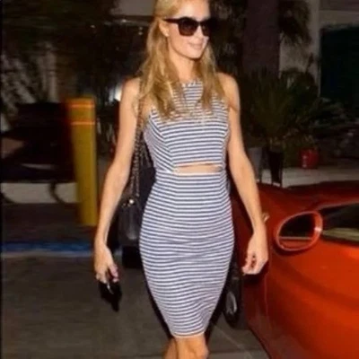 Vestido para mujer Torn by Ronny Kobo S Yonal náutico blanco y azul marino a rayas recortadas Foto 1 de 4