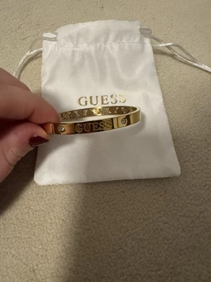 Guess Goldener Armreif mit Herzen und Kristallen mit Staubbeutel - Bild 1 von 4