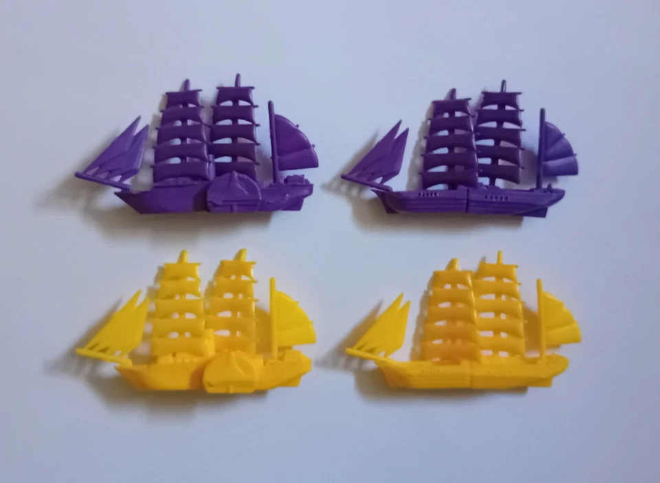 ЖЕЛТЫЙ И ФИОЛЕТОВЫЙ ПАРУСНАЯ МОДЕЛЬ ЛОДКИ КОРАБЛИ КОМПЛЕКТ ВИНТАЖНЫЙ KINDER СЮРПРИЗ МИНИАТЮРЫ - Изображение 1 из 1