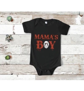 Nuovo Mamma’s Boy pezzo unico bambino Jason film horror NB 6M 12M Halloween venerdì - Foto 1 di 2