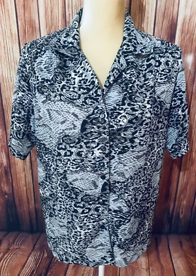 Blusa mediana para mujer Donnkenny estampado animal abotonada mangas cortas cuello en V  Foto 1 de 4
