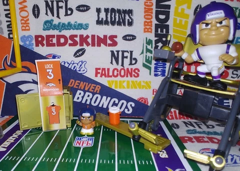2021 NFL Teenymates Series 10(X) Denver Broncos QB Drew Lock figure & locker set Cover