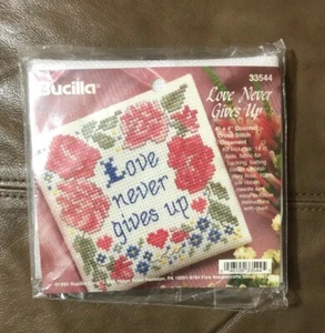 Bucilla Stitch Kreuzstich Set "Love never give up" Blumen Ornament 4"x4" 1995 - Bild 1 von 4