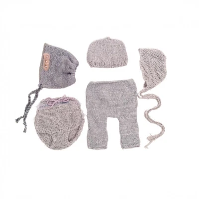 Set 5 pezzi newborn grigio neutro – Cappellini, pantalone, e mutandina - Props - Immagine 1 di 4
