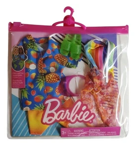 Barbie Fashions Abbigliamento Bambola Spiaggia Confezione da 2 per Barbie e Ken (2 Costumi da Bagno) - Foto 1 di 2
