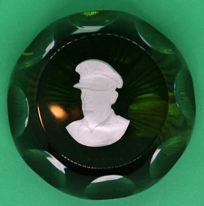 D'Albert Paperweight - 3" faceted Emerald green base - Douglas MacArthur - Picture 1 of 4