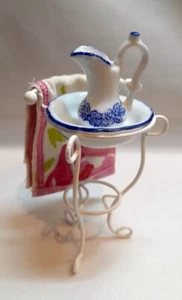 Dollhouse Sink Washbasin Rack Water Pitcher Pot Jug Basin Miniature Porcelain - Foto 1 di 10