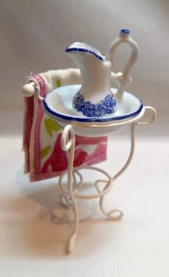 Dollhouse Sink Washbasin Rack Water Pitcher Pot Jug Basin Miniature Porcelain - Immagine 1 di 4