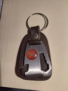 Portachiavi vintage Marlboro Country Store portachiavi apribottiglie strumento pelle metallo - Foto 1 di 3