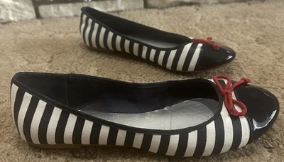 Sapatilhas de balé femininas Tommy Hilfiger tamanho 8 listras azuis e brancas arco vermelho náutico - Imagem 1 de 4