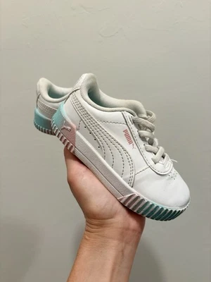 Zapatos Puma blancos para niños pequeños talla 6 Foto 1 de 4