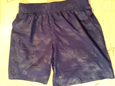 PANTALONES CORTOS UNDER ARMOUR NUEVOS CON ETIQUETAS L PÚRPURA PROFUNDO TEJIDOS CINTURA ELÁSTICA EN RELIEVE 34X8 PRECIO DE VENTA SUGERIDO POR EL FABRICANTE $35 Foto 1 de 4