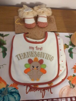 baberos y calcetines baberos y calcetines baby essentials primera acción de gracias Foto 1 de 4