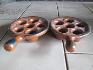 Steinzeug 2 alte Schnecken-Pfännchen mit Stiel braun Landhaus - Bild 1 von 2