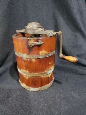 Antigua heladera Mountain Jr. de madera de muestra de vendedor para exhibición de muñecas Foto 1 de 4