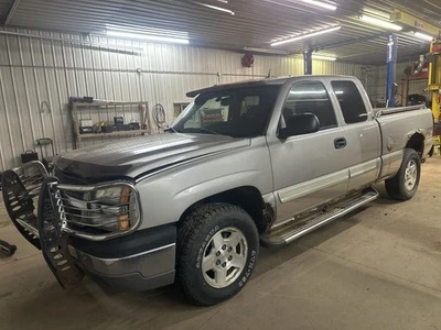 Used Right Headlight Assembly fits: 2004 Chevrolet Silverado 1500 pickup Right G - Image 1 of 4