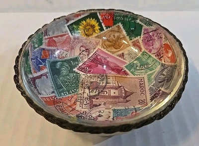 Estampilla postal vintage hecha a mano decoupage baratija cuenco respaldo de terciopelo debajo del vidrio Foto 1 de 4