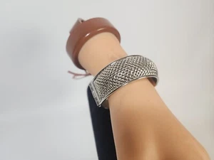 Brazalete vintage Sarah Coventry tono plata malla bisagras cosmopolita 7"  - Imagen 1 de 4