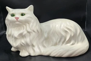 Estatua de gato persa con ojos verdes acostada de colección grande blanca cerámica 17" - Imagen 1 de 17