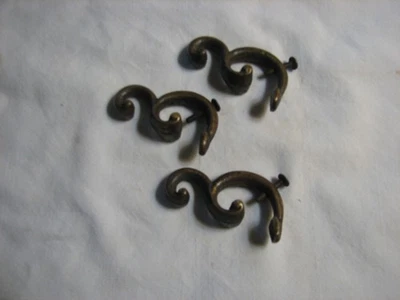 juego de tres ganchos de gravedad para lámpara de latón antiguo Foto 1 de 4