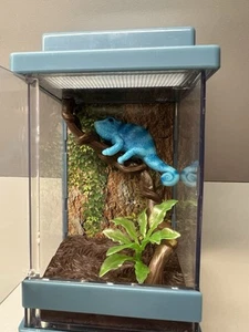 American Girl Doll Chameleon In Tank With Light - Picture 1 of 6
