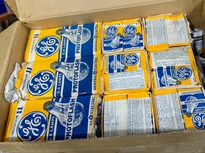 General Electric No. 11 Edison-Based Flashbulbs. Lot of 96 Flashbulbs - Picture 1 of 4