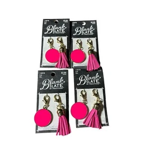 Lote de 4 borlas rosa con dije broche de langosta de pizarra en blanco de Traditions - Imagen 1 de 3