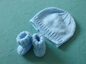 handgestricktes Mützenset für Neugeborene - Bild 1 von 2