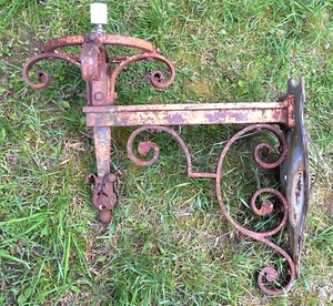 ANTIQUE VICTORIAN WROUGHT IRON OUTDOOR CASTLE SCONCE - Picture 1 of 10