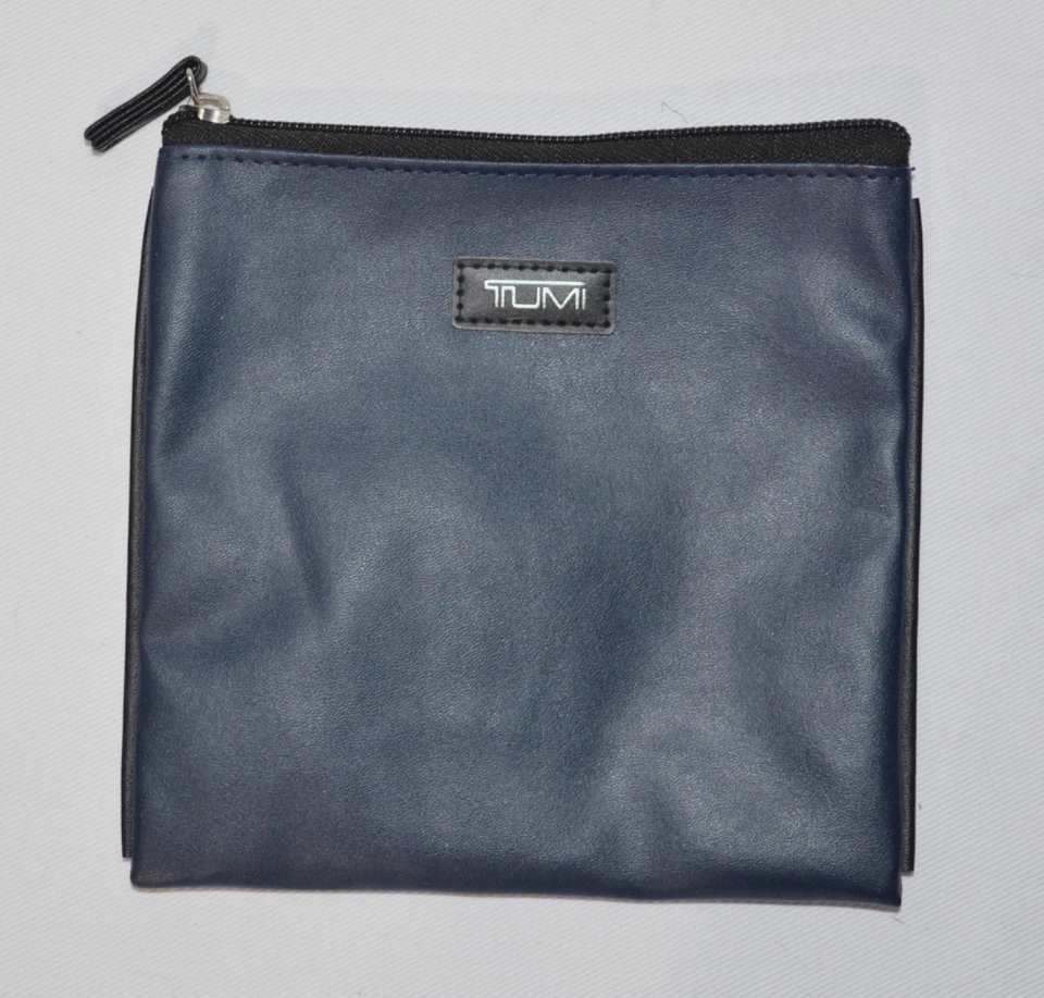 Bolsa de viaje unisex Tumi para Delta con cremallera azul marino forrada negra maquillaje usada en excelente estado Foto 1 de 4