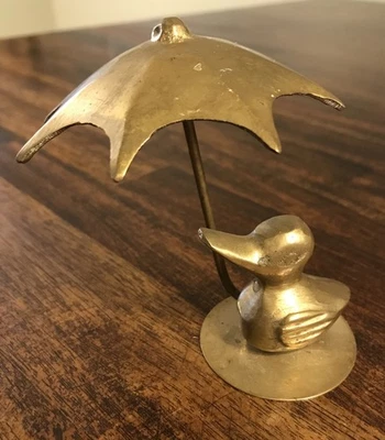"Estatuilla vintage de pato de latón sosteniendo un paraguas bajo la lluvia 3,75"" decoración del hogar" Foto 1 de 4