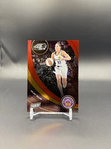 Panini WNBA 2025 Jugador del Día Kelsey Ciruela #/99 Lámina Roja SP 25 Chispas - Imagen 1 de 2