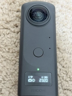 Ricoh Theta v 360 4K Foto 1 de 4