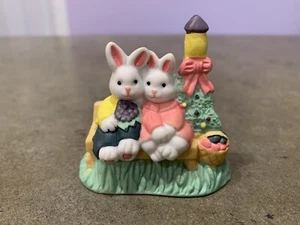 Pareja de conejito de Pascua en banco - Imagen 1 de 3