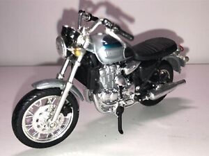 334- Triumph moto silver blue die-cast 1:18 custom bike motocicleta Maisto