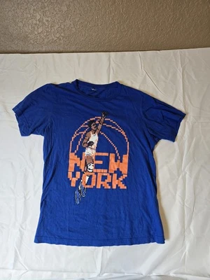 Camiseta azul gráfica New York Knicks mediana Foto 1 de 4