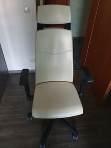 Beiger Büro/Drehstuhl mit verstellbaren Arm- & Rückenlehnen, sowie Kopflehne - Bild 1 von 9