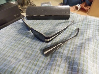 Gafas de sol PRADA para damas LENTES GRISES con marcos incrustados brillantes y estuche ¡PARA REPARACIÓN! Foto 1 de 4