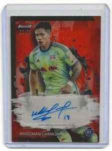 2024 TOPPS FINEST SOCCER #BA-WC WIKELMAN CARMONA ORANGE REFRACTOR AUTO #'D 22/25 - Imagen 1 de 1