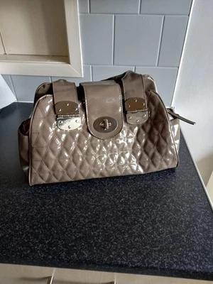 Large beige handbag with 2 side pockets and spacious main pocket. - Image 1 of 3