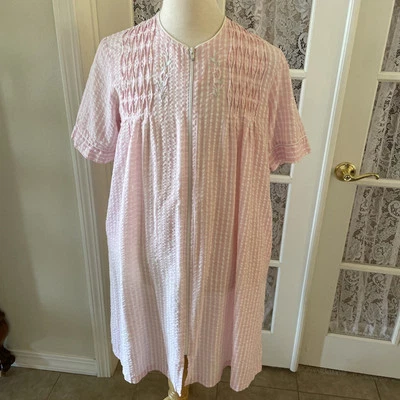 Bata Colette by Miss Elaine M Vintage Cremallera Frontal Manga Corta Rosa/Blanco Rayas Foto 1 de 4