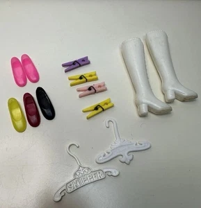 Zapatos y perchas Barbie. Believe are Vintage. Percha patrón. Barbie Pisos - Imagen 1 de 2
