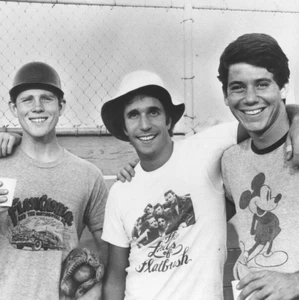 Happy Days Cast Softball Team Original B&W Photo 8x10 Ron Howard Henry Winkler - Picture 1 of 3