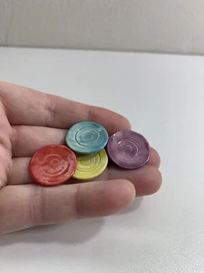 "4 platos de gres hechos a mano de aproximadamente 7/8"" de diámetro 1:12 miniaturas para casa de muñecas C" - Imagen 1 de 5