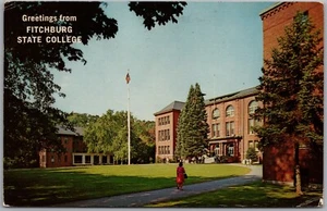 Postal vintage de saludos de Fitchburg College Fitchburg Massachusetts G652 - Imagen 1 de 2