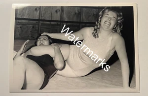 VINTAGE 5X7 ORIGINAL PHOTO FEMALE WOMEN LADY PROFESSIONAL WRESTLING HEADSCISSOR - Picture 1 of 2