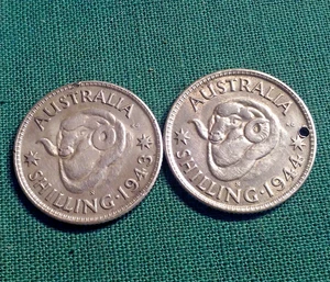 2 pièces australiennes en argent shilling années 1943 et 1944 bon état l'une est trouée - Photo 1/3