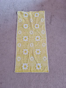Bath Towel hand woven daisies daisy print green white rare vintage - Picture 1 of 8