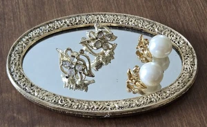 Vintage 5" Spiegel mit verschiedenen Ohrringen 1 Avon, 1 unmarkiert - Bild 1 von 12
